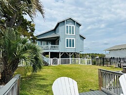 Beach Buoys & Salty Gulls 4 Bedroom Home by RedAwning