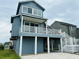 Beach Buoys & Salty Gulls 4 Bedroom Home by RedAwning