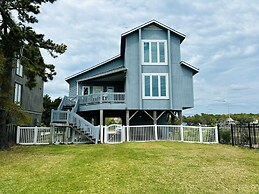 Beach Buoys & Salty Gulls 4 Bedroom Home by RedAwning