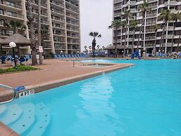 Beachfront Resort * Heated Pool * Sleeps Heaps (Saida Royale 9039) by 