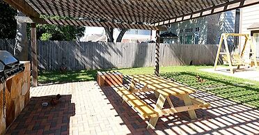 6Bdrm 3.5Bath 14Beds - 2 Story Houston