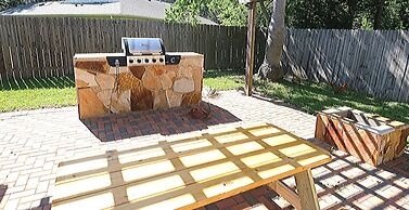 6Bdrm 3.5Bath 14Beds - 2 Story Houston