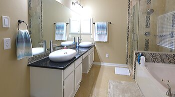 6Bdrm 3.5Bath 14Beds - 2 Story Houston