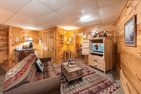 Moose Tracks 3 Bedroom Cabin by RedAwning