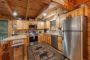 Moose Tracks 3 Bedroom Cabin by RedAwning