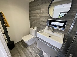 River Guest House With Jacuzzi, Fire and Boat Hire