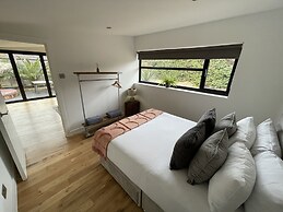 River Guest House With Jacuzzi, Fire and Boat Hire