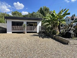 River Guest House With Jacuzzi, Fire and Boat Hire