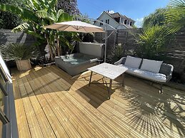 River Guest House With Jacuzzi, Fire and Boat Hire