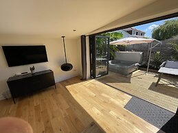 River Guest House With Jacuzzi, Fire and Boat Hire