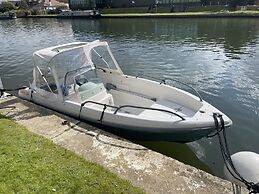 River Guest House With Jacuzzi, Fire and Boat Hire