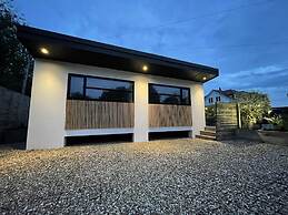 River Guest House With Jacuzzi, Fire and Boat Hire