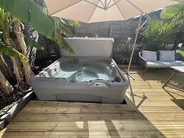 River Guest House With Jacuzzi, Fire and Boat Hire