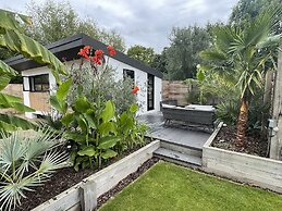 River Guest House With Jacuzzi, Fire and Boat Hire