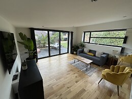 River Guest House With Jacuzzi, Fire and Boat Hire