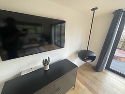 River Guest House With Jacuzzi, Fire and Boat Hire