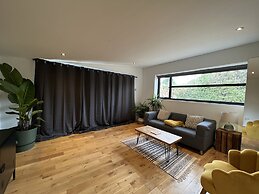 River Guest House With Jacuzzi, Fire and Boat Hire