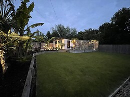 River Guest House With Jacuzzi, Fire and Boat Hire