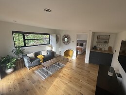 River Guest House With Jacuzzi, Fire and Boat Hire