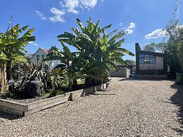 River Guest House With Jacuzzi, Fire and Boat Hire