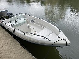 River Guest House With Jacuzzi, Fire and Boat Hire