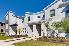 8953 CC - 4BR Townhome With Sparkling Pool