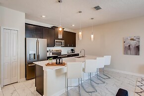 8953 CC - 4BR Townhome With Sparkling Pool