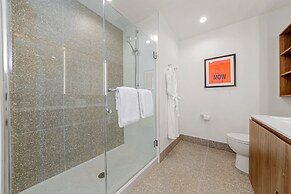 Level Chicago - River North