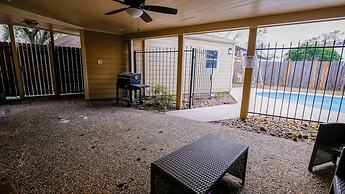 3Bdrm 2.5Bath 6Beds - Pool House