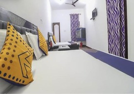 Goroomgo Madhu Palace Katra