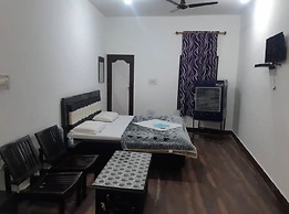 Goroomgo Madhu Palace Katra