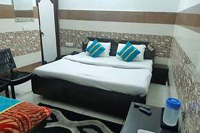 Goroomgo Madhu Palace Katra