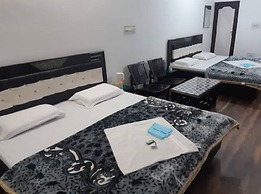 Goroomgo Madhu Palace Katra