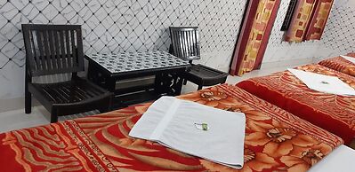 Goroomgo Madhu Palace Katra