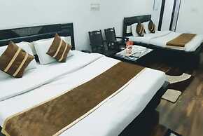 Goroomgo Madhu Palace Katra