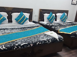 Goroomgo Madhu Palace Katra