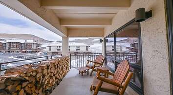 Rustic 5th-floor Condo With Private Balcony & Wood Fireplace 2 Bedroom