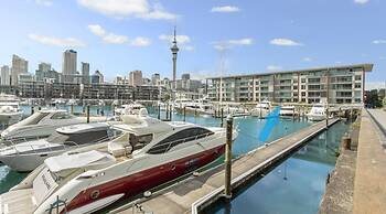 Viaduct Marina Executive -Parking & Pool