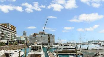 Viaduct Marina Executive -Parking & Pool