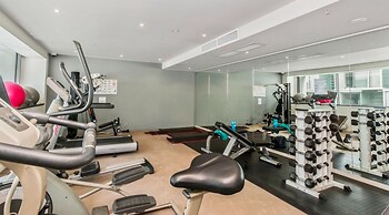 Viaduct Marina Executive -Parking & Pool