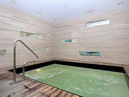 Viaduct Marina Executive -Parking & Pool