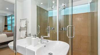 Viaduct Marina Executive -Parking & Pool