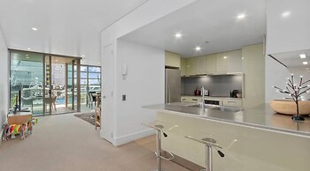 Viaduct Marina Executive -Parking & Pool