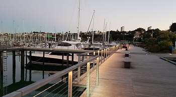 Viaduct Marina Executive -Parking & Pool