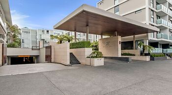 Viaduct Marina Executive -Parking & Pool