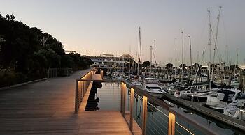 Viaduct Marina Executive -Parking & Pool