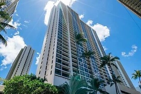 Tower 2 Suite 1702 - Waikiki Banyan, See Surfers from Lanai! by Koko R