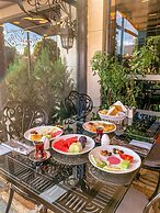 L'opera Deluxe Hotel