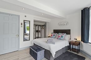 Stunning, Contemporary 1 Bedroom En-suite Annexe