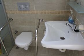 Villasevval-sleeps8-pool-bbq-ac-neartown